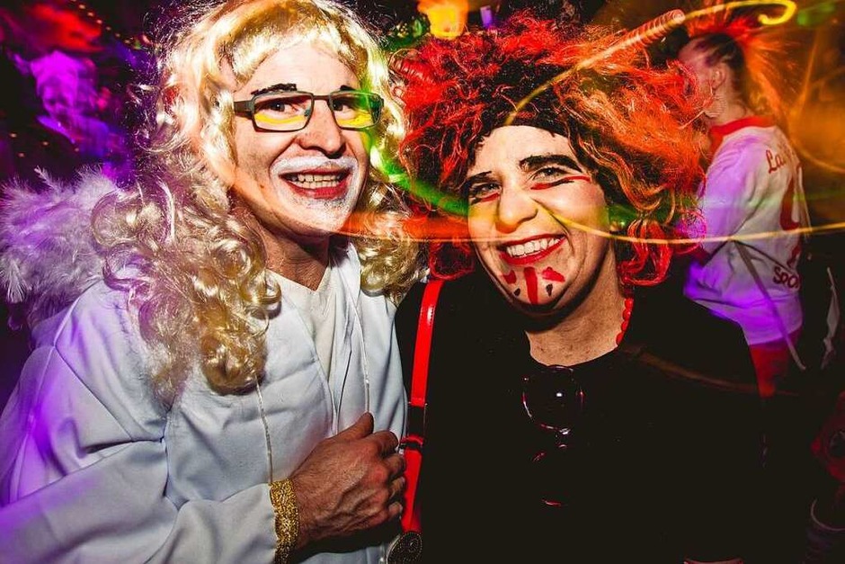Phantasievoll kostümierte Gäste und viele Bands – davon lebt der Kripoball in der Mensa Rempartstraße. (Foto: Julia Klauss) Phantasievoll kostümierte Gäste und viele Bands – davon lebt der Kripoball in der Mensa Rempartstraße. (Foto: Julia Klauss)