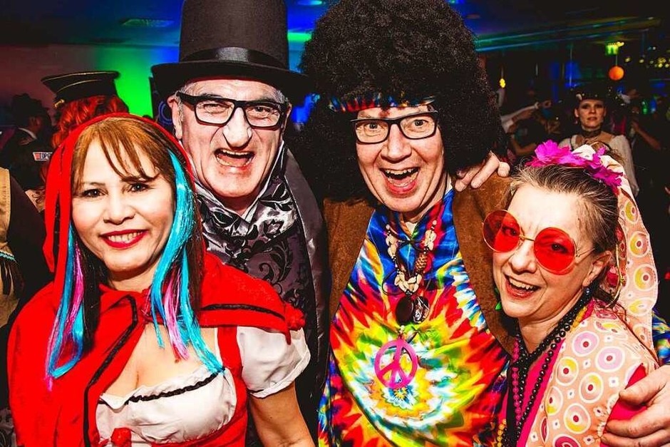 Phantasievoll kostümierte Gäste und viele Bands – davon lebt der Kripoball in der Mensa Rempartstraße. (Foto: Julia Klauss) Phantasievoll kostümierte Gäste und viele Bands – davon lebt der Kripoball in der Mensa Rempartstraße. (Foto: Julia Klauss)