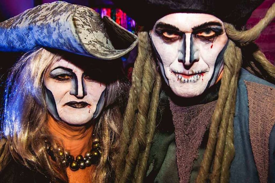 Phantasievoll kostümierte Gäste und viele Bands – davon lebt der Kripoball in der Mensa Rempartstraße. (Foto: Julia Klauss) Phantasievoll kostümierte Gäste und viele Bands – davon lebt der Kripoball in der Mensa Rempartstraße. (Foto: Julia Klauss)