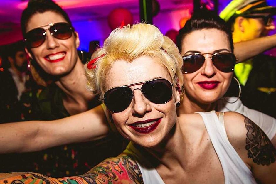 Phantasievoll kostümierte Gäste und viele Bands – davon lebt der Kripoball in der Mensa Rempartstraße. (Foto: Julia Klauss) Phantasievoll kostümierte Gäste und viele Bands – davon lebt der Kripoball in der Mensa Rempartstraße. (Foto: Julia Klauss)