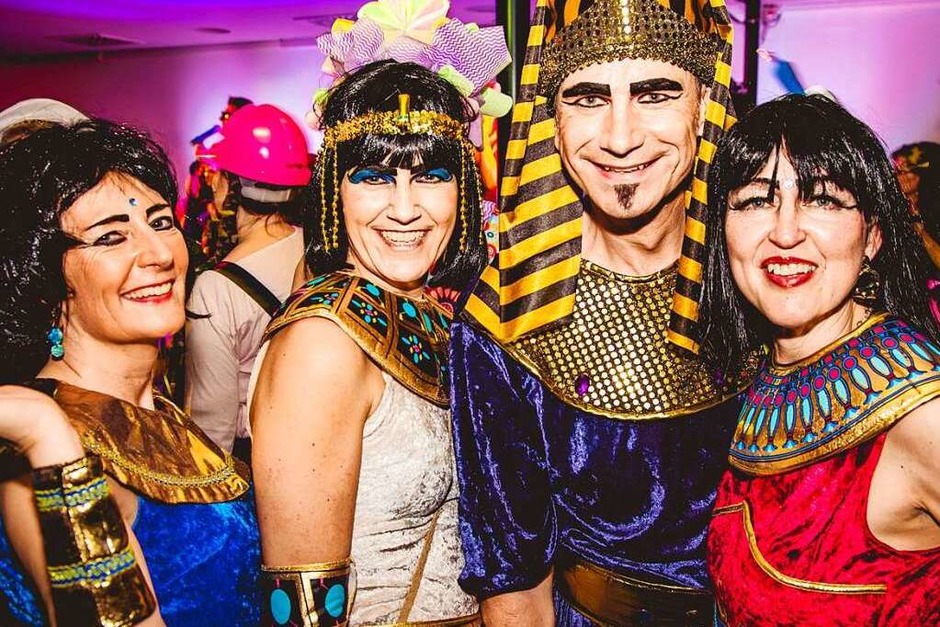 Phantasievoll kostümierte Gäste und viele Bands – davon lebt der Kripoball in der Mensa Rempartstraße. (Foto: Julia Klauss) Phantasievoll kostümierte Gäste und viele Bands – davon lebt der Kripoball in der Mensa Rempartstraße. (Foto: Julia Klauss)