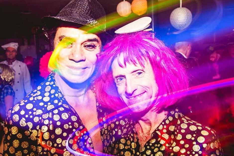 Phantasievoll kostümierte Gäste und viele Bands – davon lebt der Kripoball in der Mensa Rempartstraße. (Foto: Julia Klauss) Phantasievoll kostümierte Gäste und viele Bands – davon lebt der Kripoball in der Mensa Rempartstraße. (Foto: Julia Klauss)