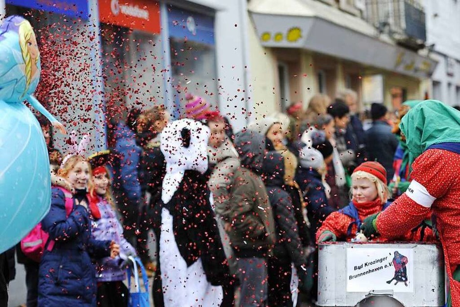 Konfetti von den Brunnenhexen Bad Krozingen (Foto: Hans-Peter Müller) Konfetti von den Brunnenhexen Bad Krozingen (Foto: Hans-Peter Müller)
