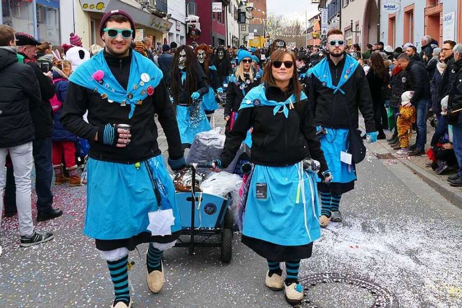 Tolle Stimmung mit 65 Zugnummern, tausenden Hästrägern und Besuchern: Der Bad Krozinger Fasnachtsumzug war ein voller Erfolg – auch wenn die Zugstrecke , wegen der einsturzgefährdeten Brücke in der Innenstadt ganz neu war. (Foto: Hans-Peter Müller) Tolle Stimmung mit 65 Zugnummern, tausenden Hästrägern und Besuchern: Der Bad Krozinger Fasnachtsumzug war ein voller Erfolg – auch wenn die Zugstrecke , wegen der einsturzgefährdeten Brücke in der Innenstadt ganz neu war. (Foto: Hans-Peter Müller)