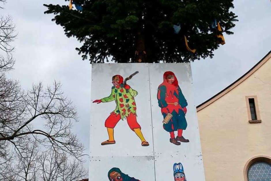 Der Narrenbaum mit den Symbolen der vier Krozinger Zünfte. (Foto: Hans-Peter Müller) Der Narrenbaum mit den Symbolen der vier Krozinger Zünfte. (Foto: Hans-Peter Müller)