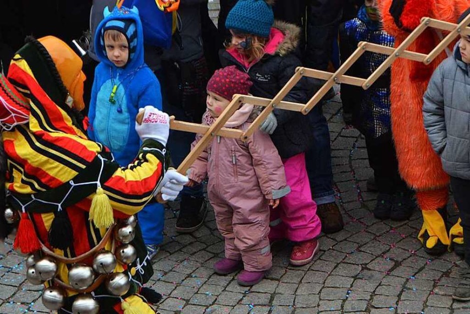 Viel Spaß hatten Narren und Zuschauer beim Emmendinger Umzug. (Foto: Gerhard Walser) Viel Spaß hatten Narren und Zuschauer beim Emmendinger Umzug. (Foto: Gerhard Walser)