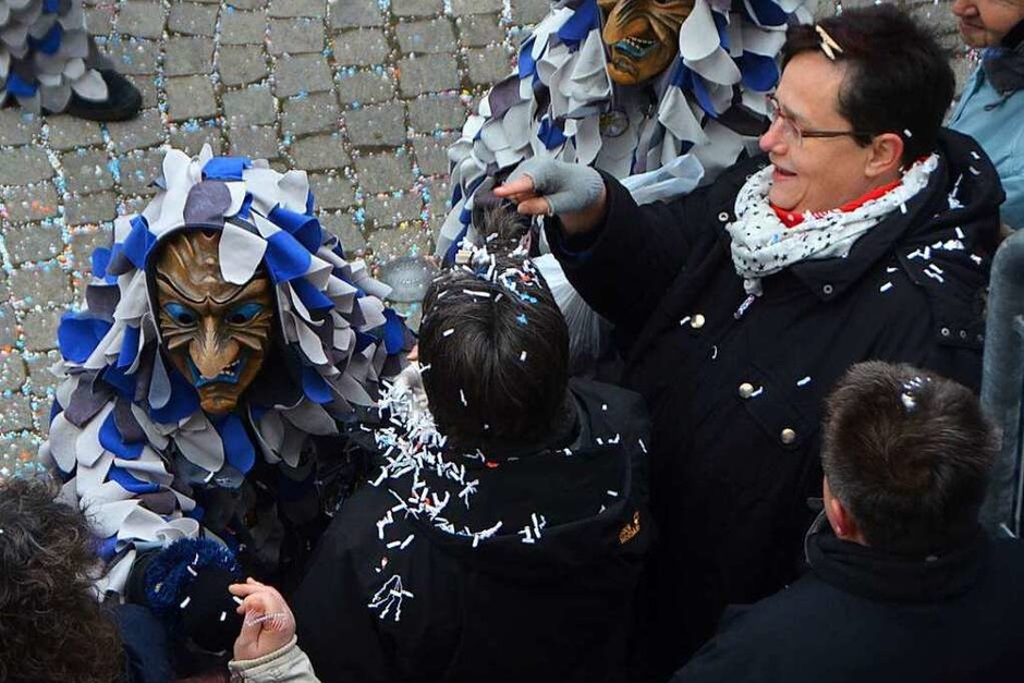 Viel Spaß hatten Narren und Zuschauer beim Emmendinger Umzug. (Foto: Gerhard Walser) Viel Spaß hatten Narren und Zuschauer beim Emmendinger Umzug. (Foto: Gerhard Walser)