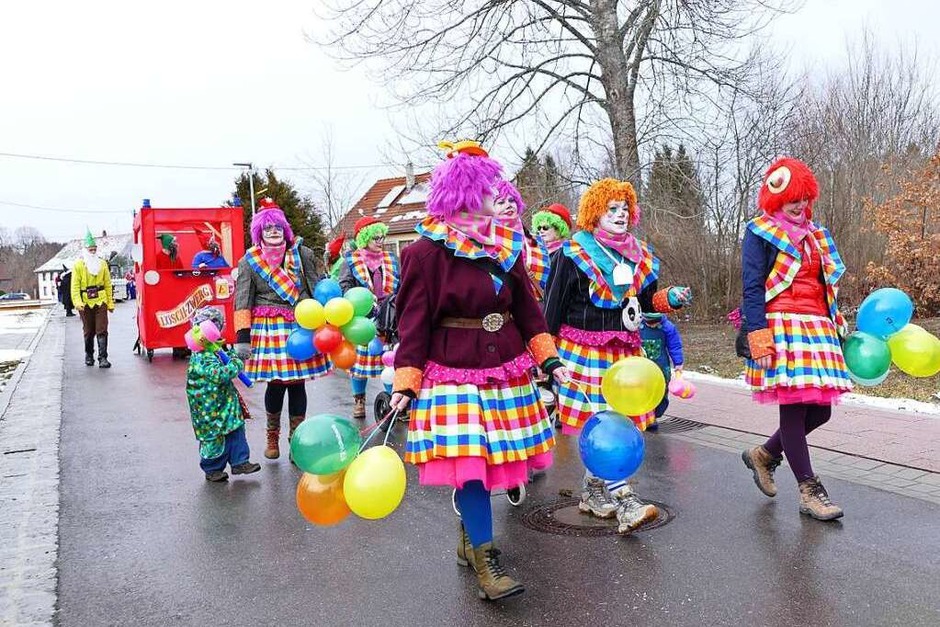 Närrischer Ideenreichtum prägte den Sonntagsumzug der Räuberzunft in Gündelwangen. (Foto: Stefan Limberger-Andris) Närrischer Ideenreichtum prägte den Sonntagsumzug der Räuberzunft in Gündelwangen. (Foto: Stefan Limberger-Andris)