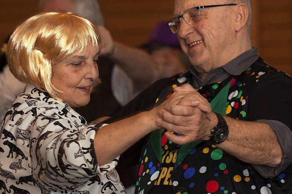 Beim Schlappiball in der Breitnauer Kultur- und Sporthalle ist das Geschehen im Ort närrisch aufs Korn genommen worden – zum Beispiel der geplante Bau der Seniorenwohnanlage. (Foto: Martin Hannig) Beim Schlappiball in der Breitnauer Kultur- und Sporthalle ist das Geschehen im Ort närrisch aufs Korn genommen worden – zum Beispiel der geplante Bau der Seniorenwohnanlage. (Foto: Martin Hannig)