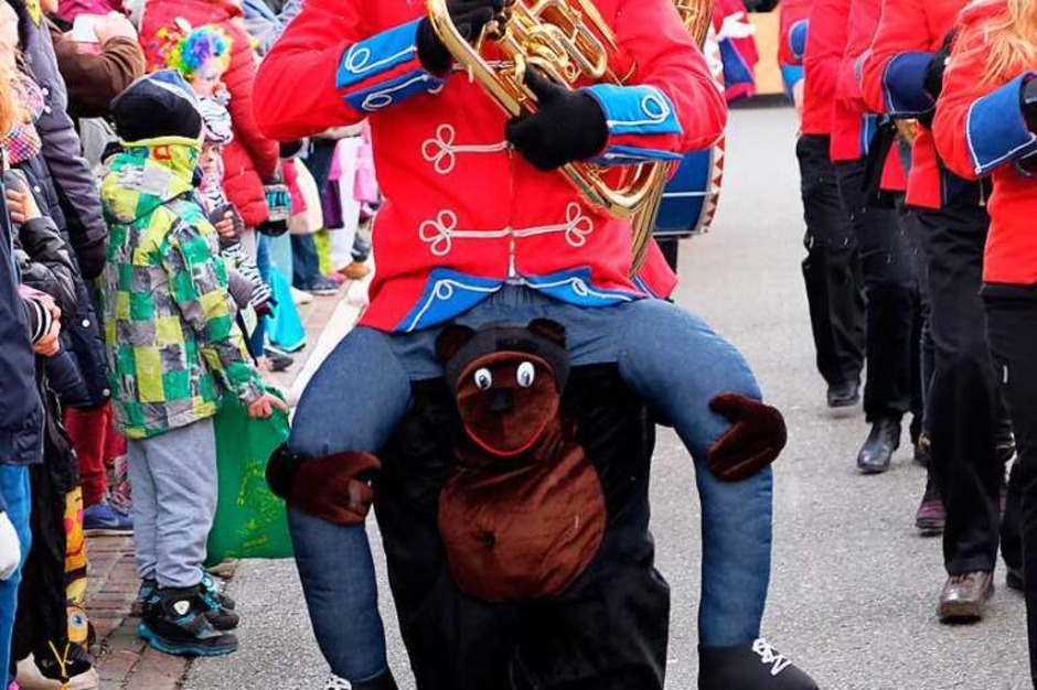 Zwei Stunden lang ausgelassenes Treiben beim Heitersheimer Rosenmonatsumzug. (Foto: Martin Pfefferle) Zwei Stunden lang ausgelassenes Treiben beim Heitersheimer Rosenmonatsumzug. (Foto: Martin Pfefferle)