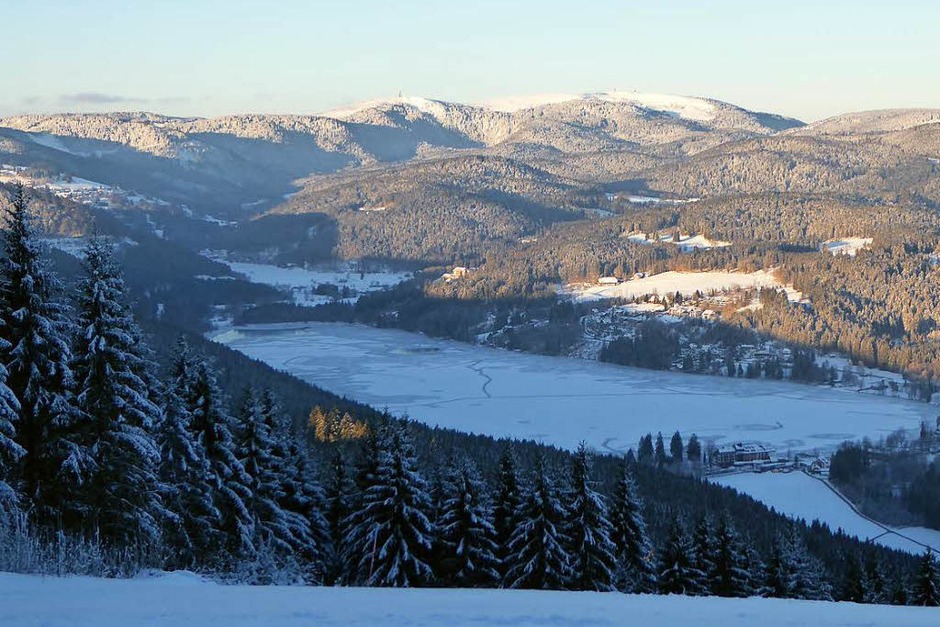 Klirrende Kälte, blauer Himmel und Sonnenschein: So zeigt sich der Hochschwarzwald zum Ende der närrischen Tage. (Foto: Peter Stellmach) Klirrende Kälte, blauer Himmel und Sonnenschein: So zeigt sich der Hochschwarzwald zum Ende der närrischen Tage. (Foto: Peter Stellmach)