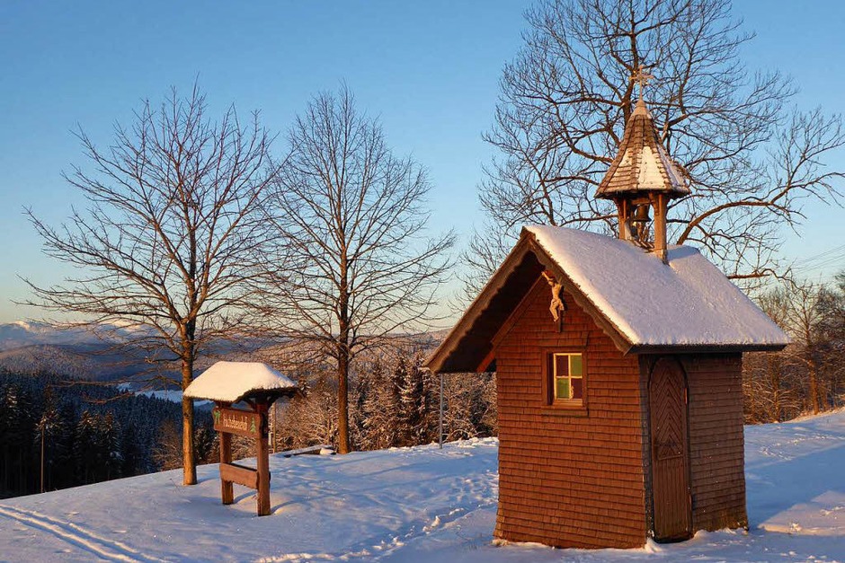 Klirrende Kälte, blauer Himmel und Sonnenschein: So zeigt sich der Hochschwarzwald zum Ende der närrischen Tage. (Foto: Peter Stellmach) Klirrende Kälte, blauer Himmel und Sonnenschein: So zeigt sich der Hochschwarzwald zum Ende der närrischen Tage. (Foto: Peter Stellmach)