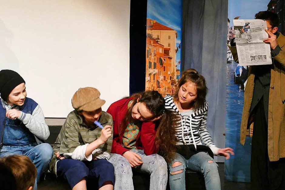 Ein Detektiv beobachtet die Kinder. (Foto: Sylvia Sredniawa) Ein Detektiv beobachtet die Kinder. (Foto: Sylvia Sredniawa)