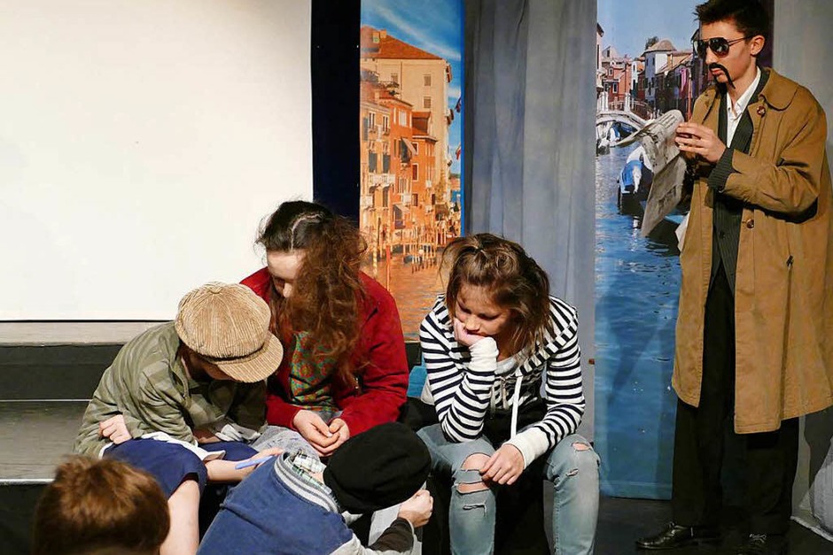 Ein Detektiv beobachtet die Kinder. (Foto: Sylvia Sredniawa) Ein Detektiv beobachtet die Kinder. (Foto: Sylvia Sredniawa)