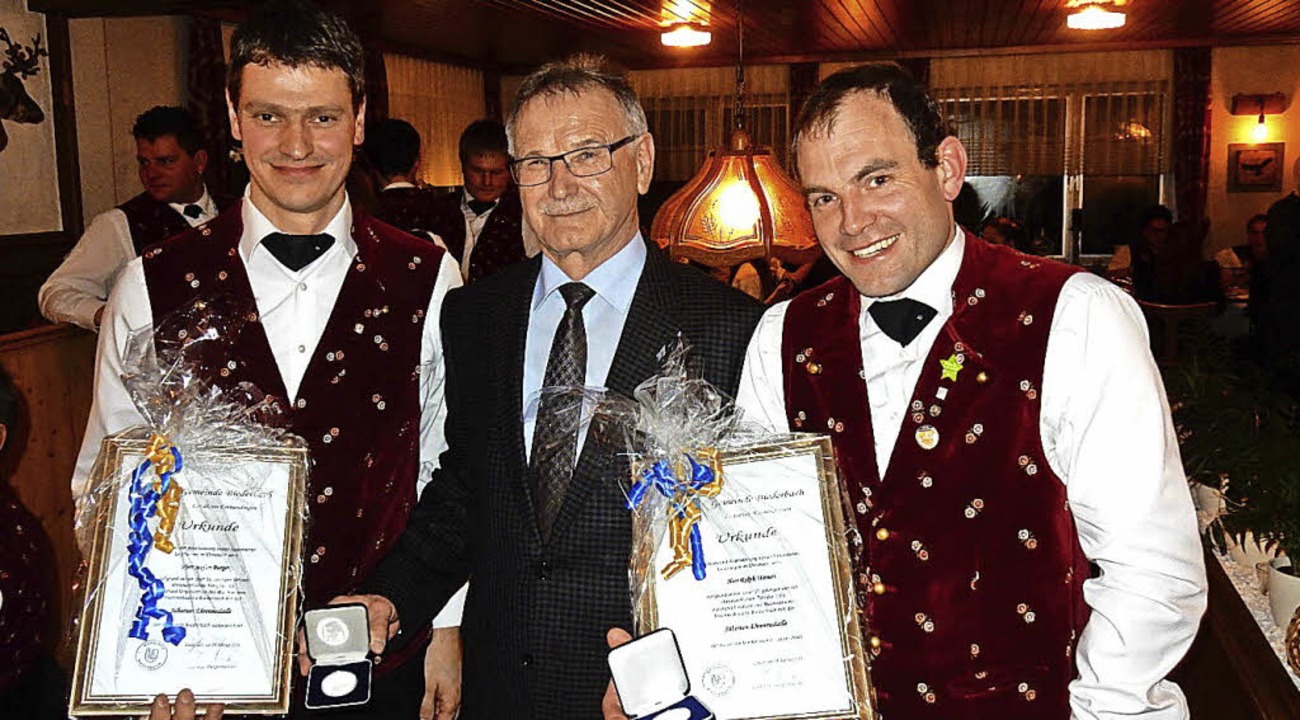 Stefan Burger (links) und Ralph Wernet...medaille der Gemeinde  ausgezeichnet.   | Foto: Kurt Meier