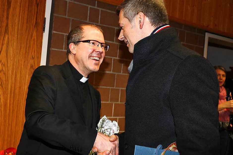 Bürgermeister Christian Mauch freut sich ebenso auf eine gute Zusammenarbeit mit Pfarrer Fabian Schneider. (Foto: Martha Weishaar) Bürgermeister Christian Mauch freut sich ebenso auf eine gute Zusammenarbeit mit Pfarrer Fabian Schneider. (Foto: Martha Weishaar)