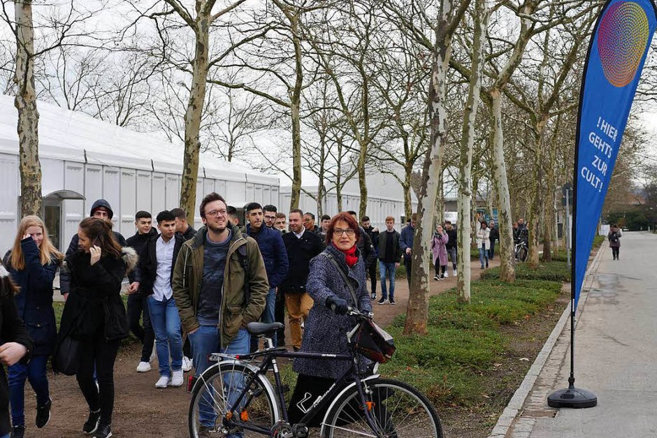 Jugendliche informieren sich auf der Lörracher Bildungsmesse Cult. (Foto: Jannik Jürgens) Jugendliche informieren sich auf der Lörracher Bildungsmesse Cult. (Foto: Jannik Jürgens)