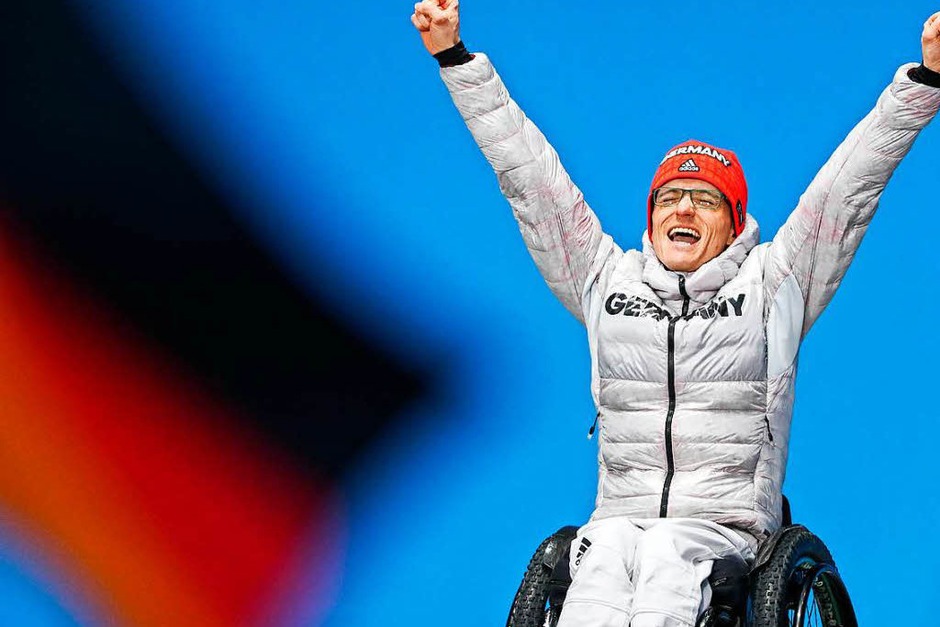 Martin Fleig aus Gundelfingen freut sich über seine Goldmedaille im Biathlon über 15 km. Es ist die erste Paralympics-Medaille für einen Mann seit 2010. (Foto: dpa) Martin Fleig aus Gundelfingen freut sich über seine Goldmedaille im Biathlon über 15 km. Es ist die erste Paralympics-Medaille für einen Mann seit 2010. (Foto: dpa)
