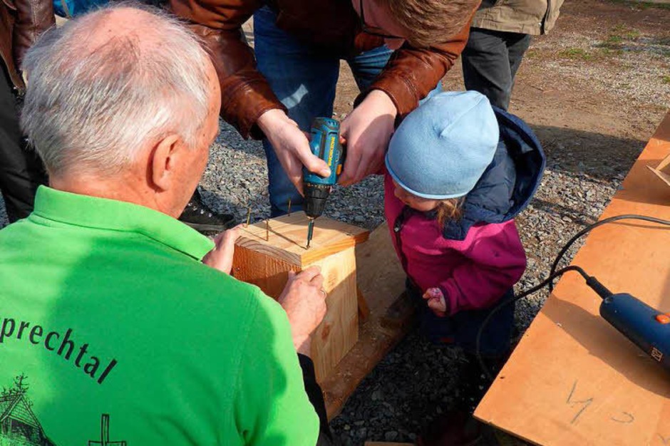 Mit Robert Weiner vom Schwarzwaldverein konnte man Nistkästen bauen. (Foto: Roland Gutjahr) Mit Robert Weiner vom Schwarzwaldverein konnte man Nistkästen bauen. (Foto: Roland Gutjahr)