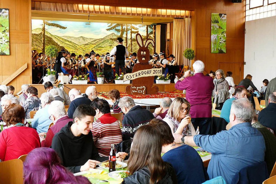 Auch die Trachtenkapelle war wieder mit dabei. Die volle Halle genoss die Musik. (Foto: Roland Gutjahr) Auch die Trachtenkapelle war wieder mit dabei. Die volle Halle genoss die Musik. (Foto: Roland Gutjahr)