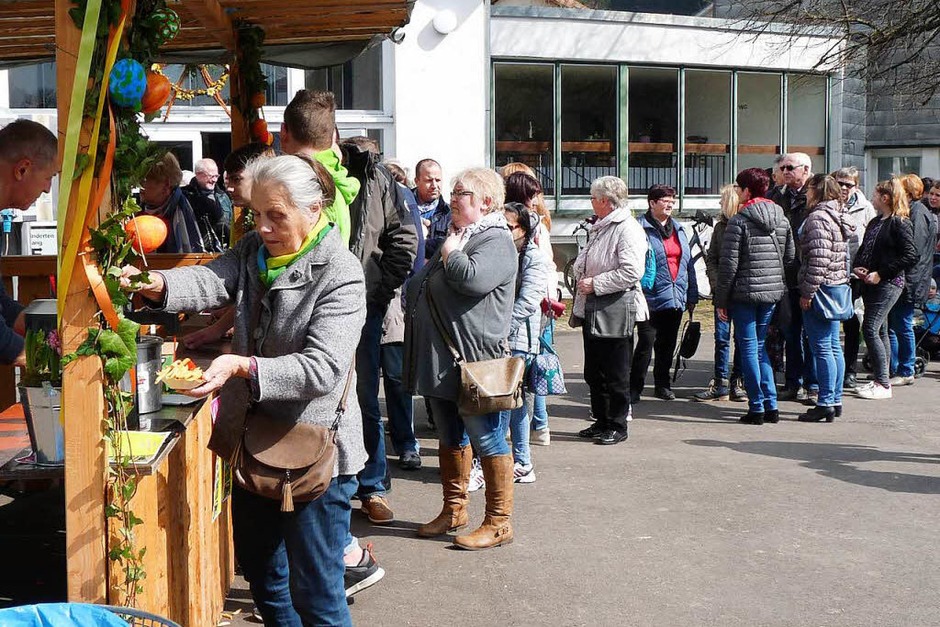 Wo immer es etwas gab, war Schlangestehen angesagt. (Foto: Roland Gutjahr) Wo immer es etwas gab, war Schlangestehen angesagt. (Foto: Roland Gutjahr)
