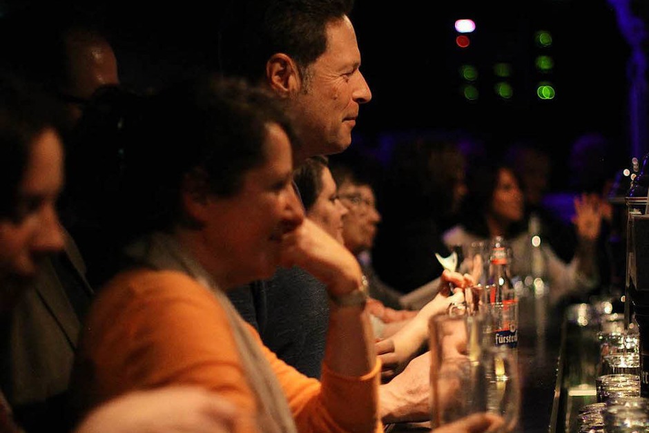 Gemeinsam mit Cécile Verny und dem Pianisten Christian Gutfleisch konnten das Publikum der Lust am Singen frönen. (Foto: Benedikt Metzger) Gemeinsam mit Cécile Verny und dem Pianisten Christian Gutfleisch konnten das Publikum der Lust am Singen frönen. (Foto: Benedikt Metzger)