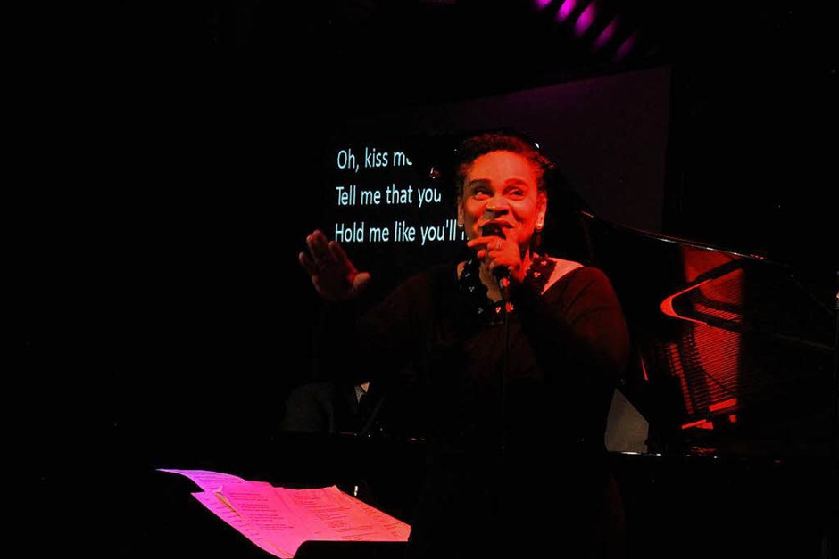 Gemeinsam mit Cécile Verny und dem Pianisten Christian Gutfleisch konnten das Publikum der Lust am Singen frönen. (Foto: Benedikt Metzger) Gemeinsam mit Cécile Verny und dem Pianisten Christian Gutfleisch konnten das Publikum der Lust am Singen frönen. (Foto: Benedikt Metzger)