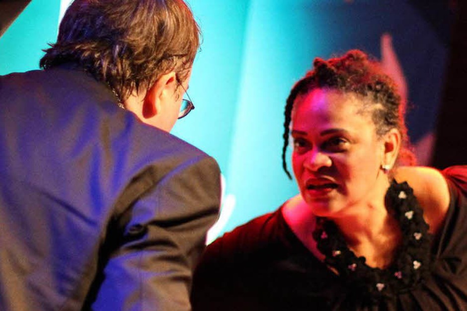 Gemeinsam mit Cécile Verny und dem Pianisten Christian Gutfleisch konnten das Publikum der Lust am Singen frönen. (Foto: Benedikt Metzger) Gemeinsam mit Cécile Verny und dem Pianisten Christian Gutfleisch konnten das Publikum der Lust am Singen frönen. (Foto: Benedikt Metzger)