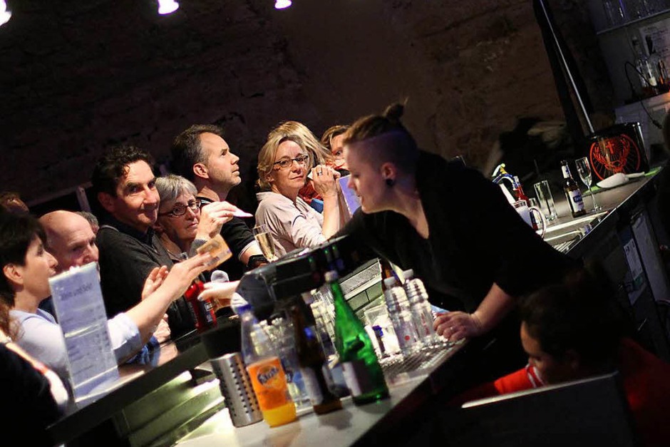 Gemeinsam mit Cécile Verny und dem Pianisten Christian Gutfleisch konnten das Publikum der Lust am Singen frönen. (Foto: Benedikt Metzger) Gemeinsam mit Cécile Verny und dem Pianisten Christian Gutfleisch konnten das Publikum der Lust am Singen frönen. (Foto: Benedikt Metzger)