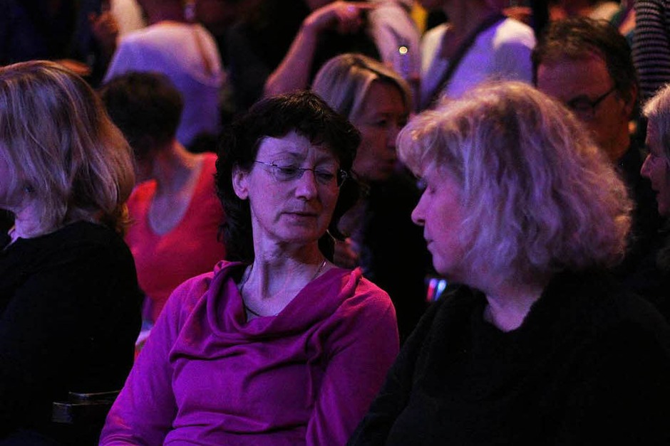 Gemeinsam mit Cécile Verny und dem Pianisten Christian Gutfleisch konnten das Publikum der Lust am Singen frönen. (Foto: Benedikt Metzger) Gemeinsam mit Cécile Verny und dem Pianisten Christian Gutfleisch konnten das Publikum der Lust am Singen frönen. (Foto: Benedikt Metzger)