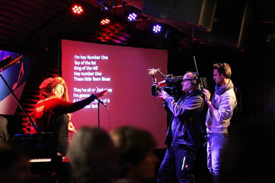 Gemeinsam mit Cécile Verny und dem Pianisten Christian Gutfleisch konnten das Publikum der Lust am Singen frönen. (Foto: Benedikt Metzger) Gemeinsam mit Cécile Verny und dem Pianisten Christian Gutfleisch konnten das Publikum der Lust am Singen frönen. (Foto: Benedikt Metzger)