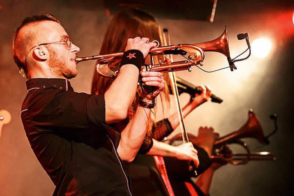 Virtuose Gitarren, eine hinreißende Geige, stürmische Bläser und die große Bassbariton-Stimme von Frontmann Georgij Alexandowitsch Makazaria: Russkaja im Jazzhaus (Foto: Janos Ruf) Virtuose Gitarren, eine hinreißende Geige, stürmische Bläser und die große Bassbariton-Stimme von Frontmann Georgij Alexandowitsch Makazaria: Russkaja im Jazzhaus (Foto: Janos Ruf)