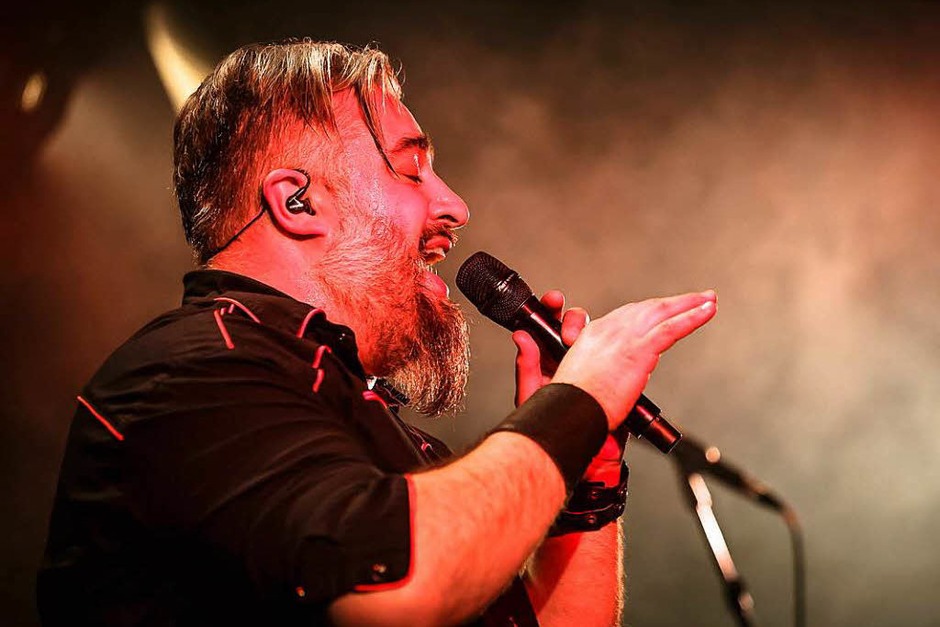Virtuose Gitarren, eine hinreißende Geige, stürmische Bläser und die große Bassbariton-Stimme von Frontmann Georgij Alexandowitsch Makazaria: Russkaja im Jazzhaus (Foto: Janos Ruf) Virtuose Gitarren, eine hinreißende Geige, stürmische Bläser und die große Bassbariton-Stimme von Frontmann Georgij Alexandowitsch Makazaria: Russkaja im Jazzhaus (Foto: Janos Ruf)