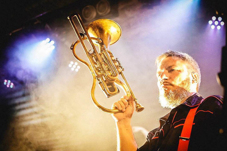 Virtuose Gitarren, eine hinreißende Geige, stürmische Bläser und die große Bassbariton-Stimme von Frontmann Georgij Alexandowitsch Makazaria: Russkaja im Jazzhaus (Foto: Janos Ruf) Virtuose Gitarren, eine hinreißende Geige, stürmische Bläser und die große Bassbariton-Stimme von Frontmann Georgij Alexandowitsch Makazaria: Russkaja im Jazzhaus (Foto: Janos Ruf)