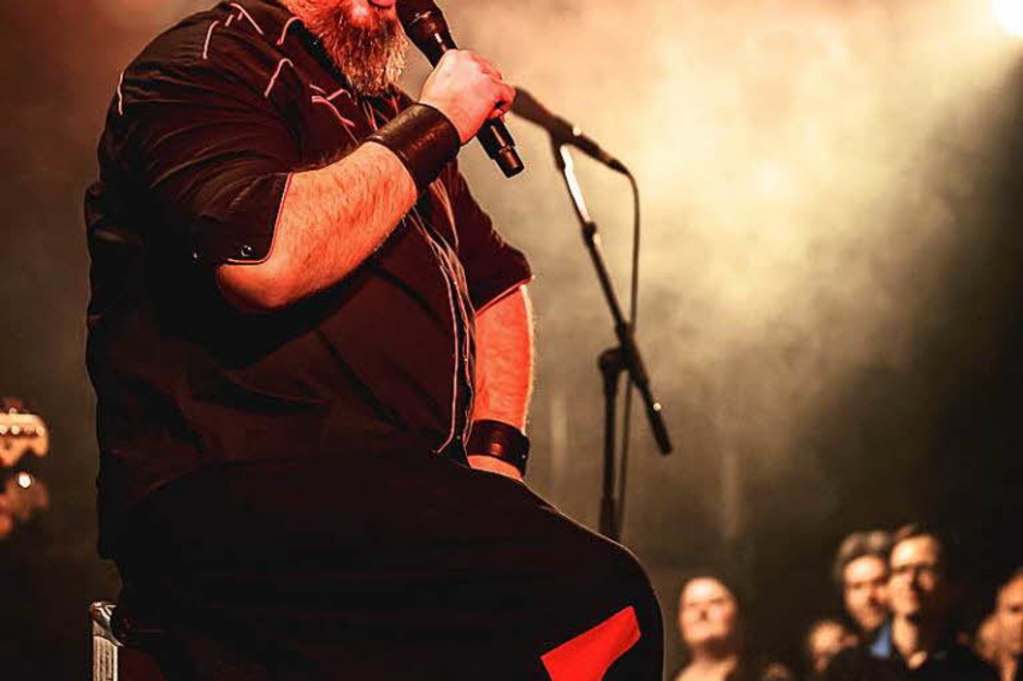 Virtuose Gitarren, eine hinreißende Geige, stürmische Bläser und die große Bassbariton-Stimme von Frontmann Georgij Alexandowitsch Makazaria: Russkaja im Jazzhaus (Foto: Janos Ruf) Virtuose Gitarren, eine hinreißende Geige, stürmische Bläser und die große Bassbariton-Stimme von Frontmann Georgij Alexandowitsch Makazaria: Russkaja im Jazzhaus (Foto: Janos Ruf)