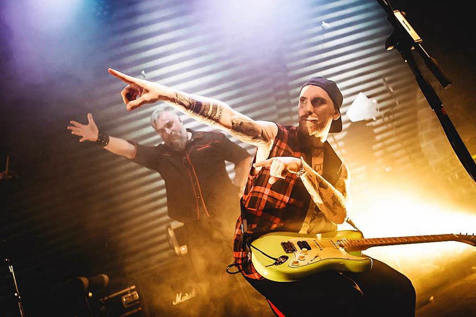 Virtuose Gitarren, eine hinreißende Geige, stürmische Bläser und die große Bassbariton-Stimme von Frontmann Georgij Alexandowitsch Makazaria: Russkaja im Jazzhaus (Foto: Janos Ruf) Virtuose Gitarren, eine hinreißende Geige, stürmische Bläser und die große Bassbariton-Stimme von Frontmann Georgij Alexandowitsch Makazaria: Russkaja im Jazzhaus (Foto: Janos Ruf)