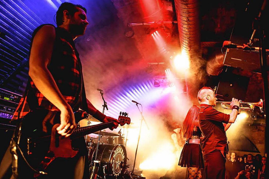Virtuose Gitarren, eine hinreißende Geige, stürmische Bläser und die große Bassbariton-Stimme von Frontmann Georgij Alexandowitsch Makazaria: Russkaja im Jazzhaus (Foto: Janos Ruf) Virtuose Gitarren, eine hinreißende Geige, stürmische Bläser und die große Bassbariton-Stimme von Frontmann Georgij Alexandowitsch Makazaria: Russkaja im Jazzhaus (Foto: Janos Ruf)