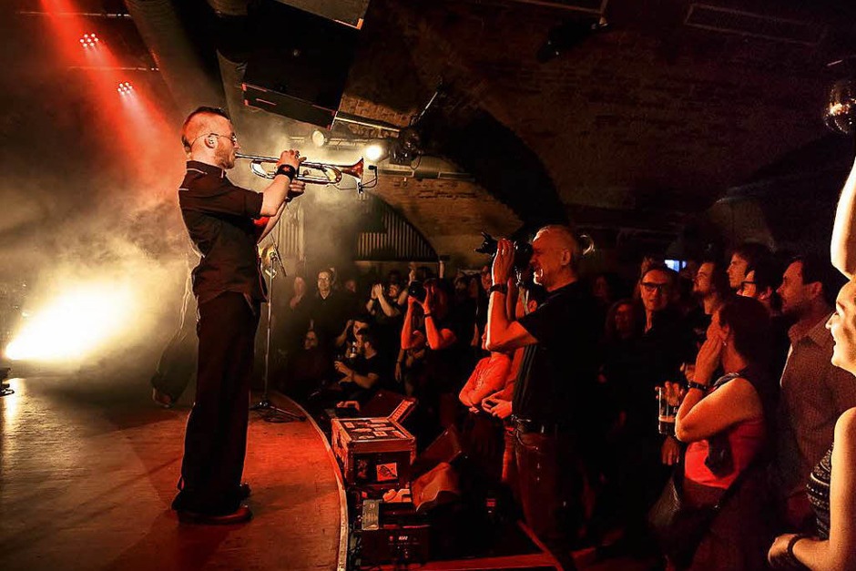 Virtuose Gitarren, eine hinreißende Geige, stürmische Bläser und die große Bassbariton-Stimme von Frontmann Georgij Alexandowitsch Makazaria: Russkaja im Jazzhaus (Foto: Janos Ruf) Virtuose Gitarren, eine hinreißende Geige, stürmische Bläser und die große Bassbariton-Stimme von Frontmann Georgij Alexandowitsch Makazaria: Russkaja im Jazzhaus (Foto: Janos Ruf)