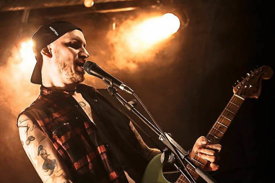 Virtuose Gitarren, eine hinreißende Geige, stürmische Bläser und die große Bassbariton-Stimme von Frontmann Georgij Alexandowitsch Makazaria: Russkaja im Jazzhaus (Foto: Janos Ruf) Virtuose Gitarren, eine hinreißende Geige, stürmische Bläser und die große Bassbariton-Stimme von Frontmann Georgij Alexandowitsch Makazaria: Russkaja im Jazzhaus (Foto: Janos Ruf)