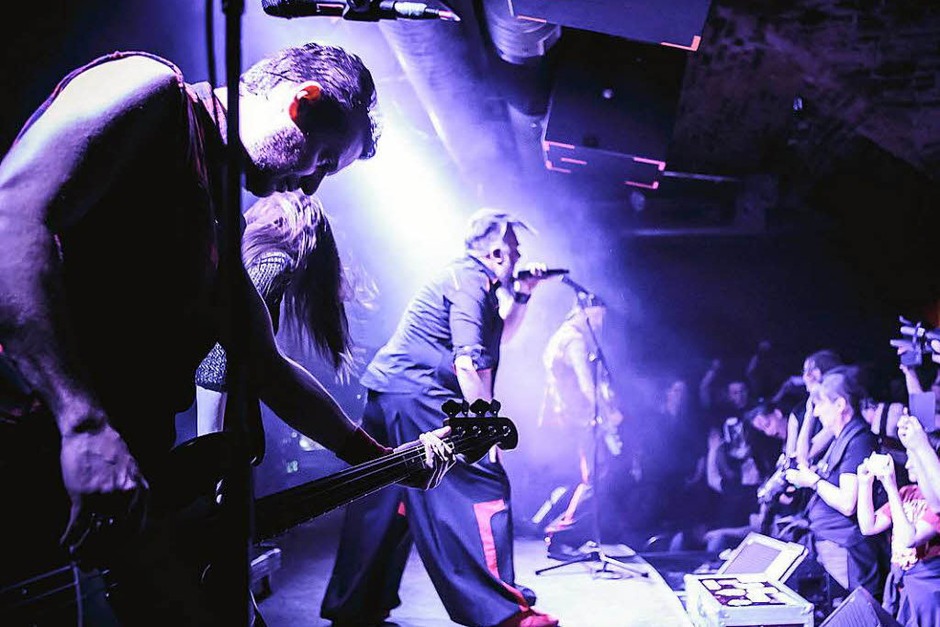 Virtuose Gitarren, eine hinreißende Geige, stürmische Bläser und die große Bassbariton-Stimme von Frontmann Georgij Alexandowitsch Makazaria: Russkaja im Jazzhaus (Foto: Janos Ruf) Virtuose Gitarren, eine hinreißende Geige, stürmische Bläser und die große Bassbariton-Stimme von Frontmann Georgij Alexandowitsch Makazaria: Russkaja im Jazzhaus (Foto: Janos Ruf)