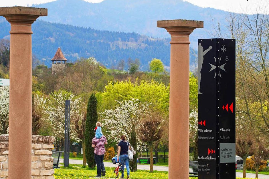 Säulen bestimmen die Optik im Römerpark. Ganz im Hintergrund der Wasserturm der Malteserstadt. (Foto: Markus Donner) Säulen bestimmen die Optik im Römerpark. Ganz im Hintergrund der Wasserturm der Malteserstadt. (Foto: Markus Donner)