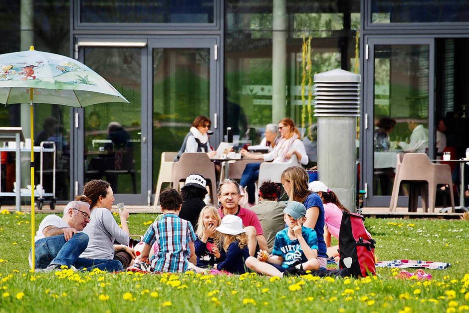 Auf der Terrasse des Café artis oder auf der Löwenzahnwiese davor lässt es sich gut verweilen. (Foto: Markus Donner) Auf der Terrasse des Café artis oder auf der Löwenzahnwiese davor lässt es sich gut verweilen. (Foto: Markus Donner)