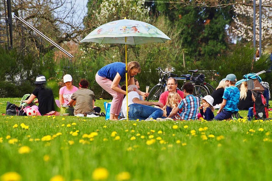 Picknick auf der Blumenwiese mit der ganzen Familie. (Foto: Markus Donner) Picknick auf der Blumenwiese mit der ganzen Familie. (Foto: Markus Donner)