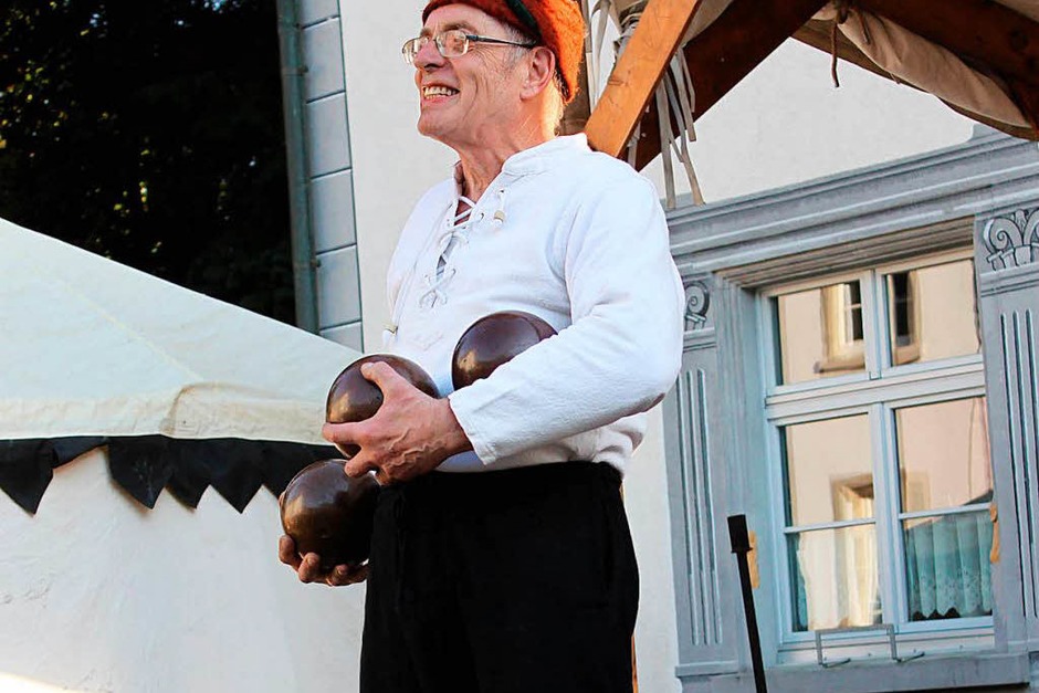 Gaukler, Ritter und Edelfrauen haben mittelalterliches Flair nach Bad Säckingen gebracht. <?ZP?> (Foto: Nina Witwicki) Gaukler, Ritter und Edelfrauen haben mittelalterliches Flair nach Bad Säckingen gebracht. <?ZP?> (Foto: Nina Witwicki)