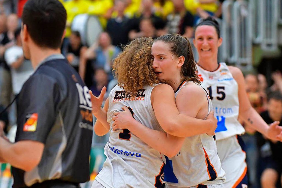 Die USC-Basketballerinnen (weiße Trikots) gewinnen das zweite Playoff-Finale gegen Jahn München 64:59. (Foto: Achim Keller) Die USC-Basketballerinnen (weiße Trikots) gewinnen das zweite Playoff-Finale gegen Jahn München 64:59. (Foto: Achim Keller)