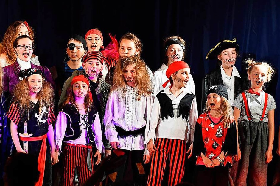 Leben herrscht auf dem Piratenschiff "Esmeralda" beim Kindermusical "Das geheime Leben der Piraten" im Paulinerheim in Bonndorf. (Foto: Wolfgang Scheu) Leben herrscht auf dem Piratenschiff "Esmeralda" beim Kindermusical "Das geheime Leben der Piraten" im Paulinerheim in Bonndorf. (Foto: Wolfgang Scheu)