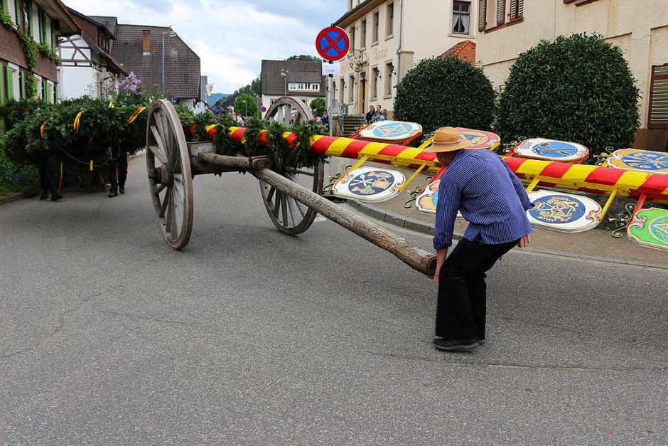 Den Maibaum zu stemmen, das geht nur mit vereinter Kraft vieler Vereine der Gemeinde. (Foto: Karin Heiß) Den Maibaum zu stemmen, das geht nur mit vereinter Kraft vieler Vereine der Gemeinde. (Foto: Karin Heiß)