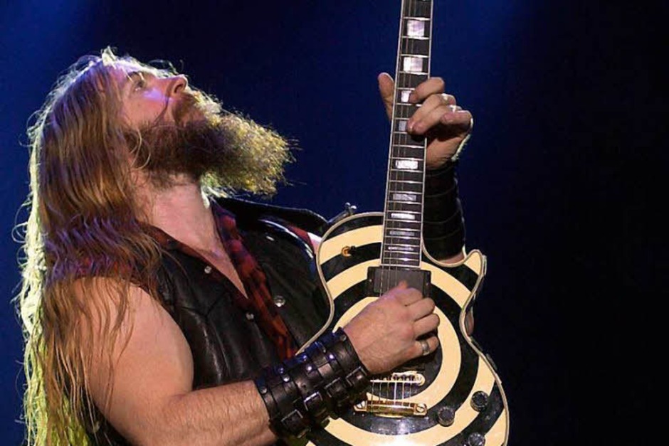 Der Metalgitarrist Zakk Wylde mit einer Gibson im für ihn typischen Design. (Foto: Claus_Felix) Der Metalgitarrist Zakk Wylde mit einer Gibson im für ihn typischen Design. (Foto: Claus_Felix)