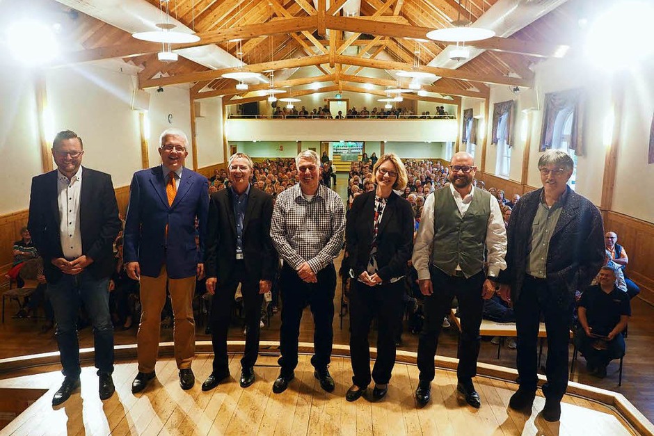 Bei der Podiumsdiskussion der Badischen Zeitung zur Bürgermeisterwahl in Lenzkirch war der Zuspruch groß, die Halle war mit 450 Menschen gut gefüllt. (Foto: Susanne Gilg) Bei der Podiumsdiskussion der Badischen Zeitung zur Bürgermeisterwahl in Lenzkirch war der Zuspruch groß, die Halle war mit 450 Menschen gut gefüllt. (Foto: Susanne Gilg)