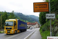 Falkensteig: Tempo des Verkehrs durch das B-31-Nadelöhr soll gedrosselt werden Falkensteig: Tempo des Verkehrs durch das B-31-Nadelöhr soll gedrosselt werden